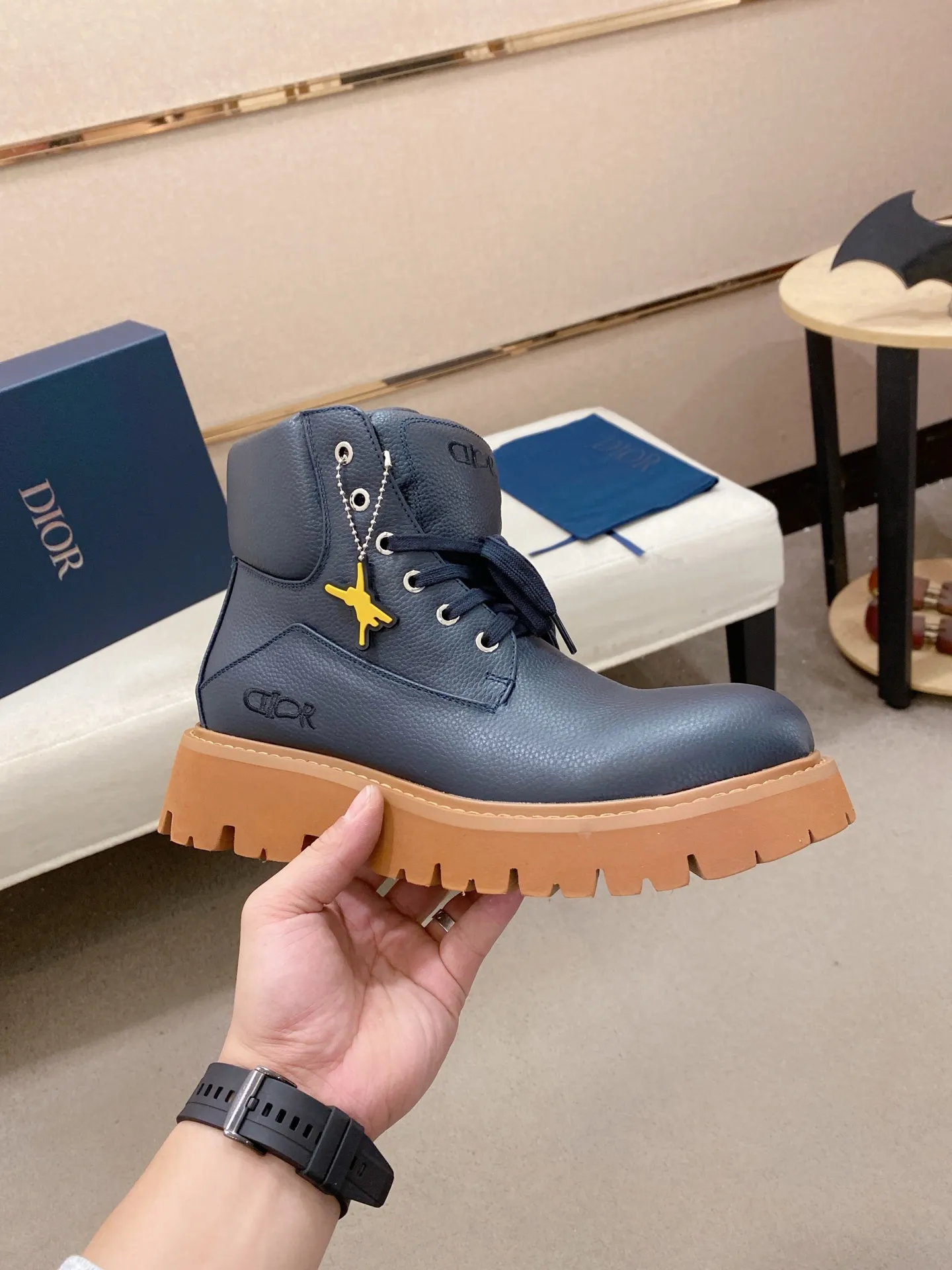 Factory price: 580💰 [Dior·Dior] New casual high-top men's shoes, new spring and summer design, perfect workmanship, lace-up lazy style to create wardrobe quality, upper: imported first-layer cowhide, high-grade sheepskin lining soft and comfortable, ultra-light TPU wear-resistant outsole, simple, versatile fashion men's shoes, excellent color code number 38-44. Customized at 45.46